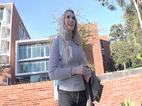 ロスでナンパした笑顔の素敵な陽キャ女子大生が透明美肌とピンク乳首が卑猥すぎて生ハメ軟体SEXでAV出演　リリー（21歳） サンプル動画サムネイル